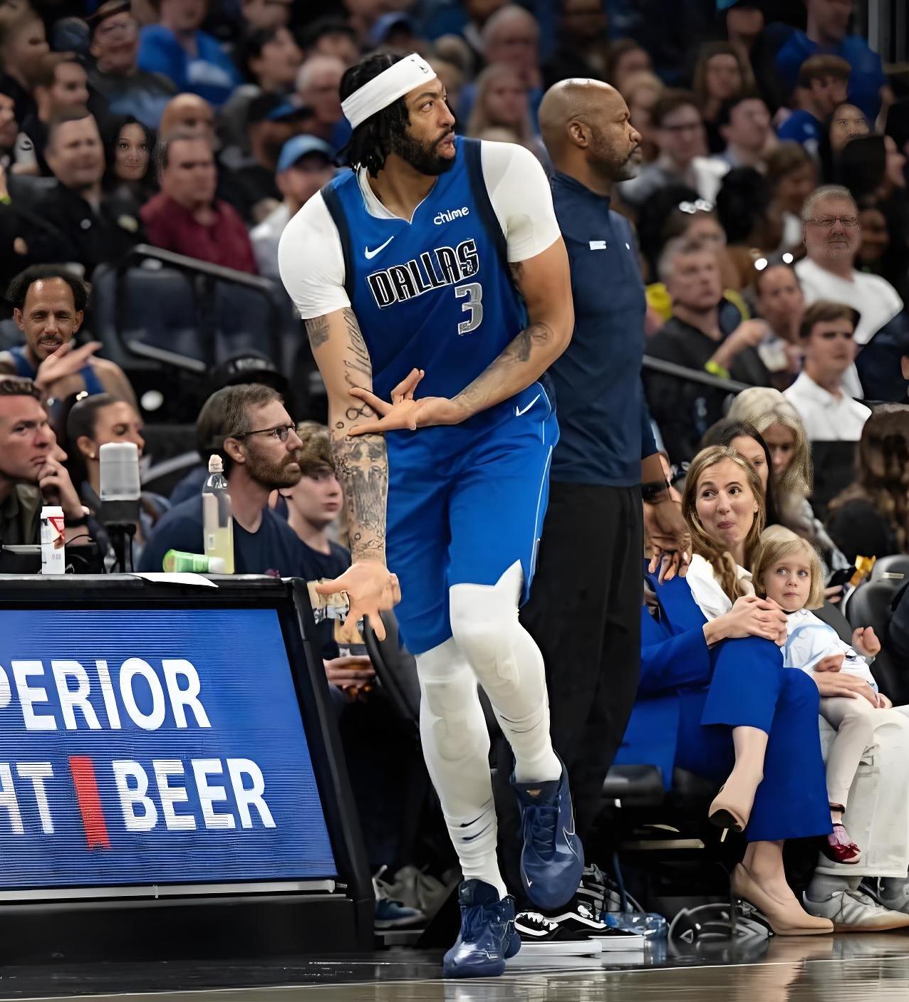 jiuyou-包含浓眉哥连续十场比赛得分超过战术调整,湖人不断突破!比赛高潮迭起的词条